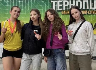 Юні спортсменки нашої школи — серед найкращих у волейбольному турнірі «Пліч-о-пліч»